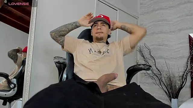 Snapshot of JamesDeker chatting on October 29, 4:04 am JamesDeker online show from October 29, 4:04 am