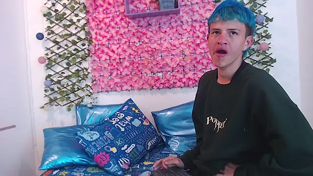 Snapshot of iam_lukas__ chatting on September 15, 7:36 pm iam lukas online show from September 15, 7:36 pm