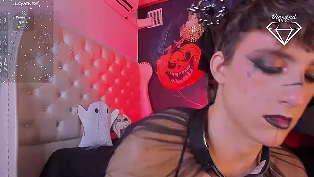 Snapshot of Diamond_Piarce chatting on October 31, 11:39 pm Diamond Piarce online show from October 31, 11:39 pm