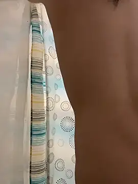 Snapshot of heytherepeoples717 chatting on December 5, 5:27 am heytherepeoples717 online show from December 5, 5:27 am