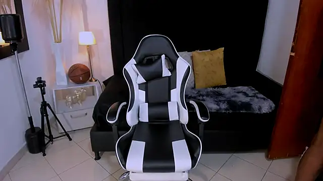 Snapshot of chrstian_lewis1 chatting on November 26, 2:07 pm chrstian lewis1 online show from November 26, 2:07 pm