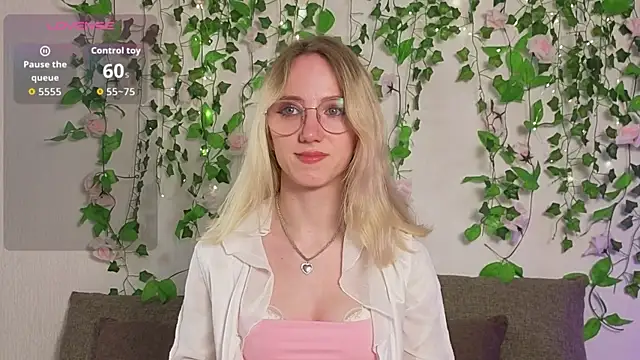 EmmaNovak online show from March 31, 11:05 pm