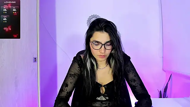 Snapshot of bella_thorne3 chatting on September 13, 1:05 am bella thorne3 online show from September 13, 1:05 am