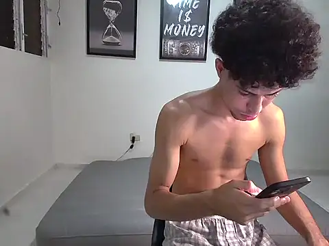 Snapshot of Dollarhot30 chatting on November 6, 6:25 am Dollarhot30 online show from November 6, 6:25 am