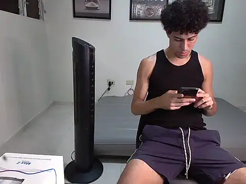 Snapshot of Dollarhot30 chatting on November 10, 12:20 am Dollarhot30 online show from November 10, 12:20 am