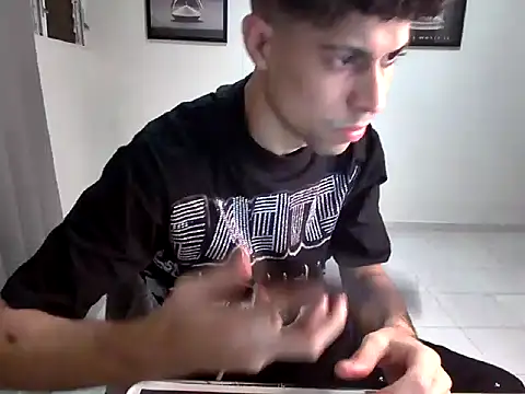 Snapshot of Dollarhot30 chatting on January 18, 3:21 am Dollarhot30 online show from January 18, 3:21 am