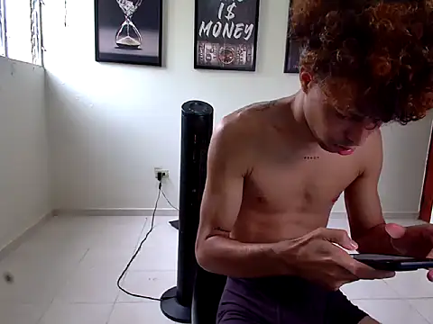 Snapshot of Dollarhot30 chatting on February 14, 1:08 pm Dollarhot30 online show from February 14, 1:08 pm