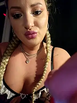 Snapshot of Blondie_Sasha chatting on October 3, 6:16 pm Blondie Sasha online show from October 3, 6:16 pm