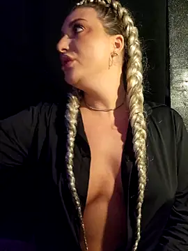 Snapshot of Blondie_Sasha chatting on October 30, 7:03 pm Blondie Sasha online show from October 30, 7:03 pm