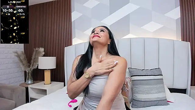 Snapshot of Mommy_Naughty chatting on November 29, 11:24 am Mommy Naughty online show from November 29, 11:24 am