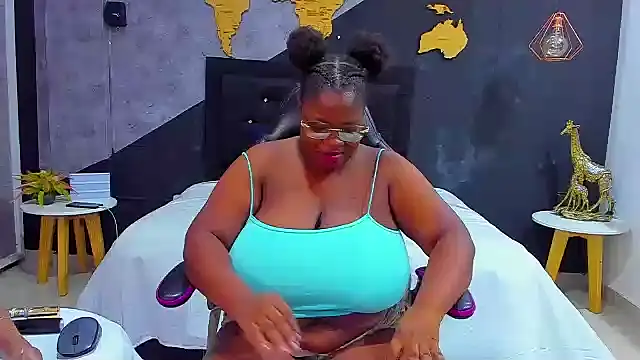 Snapshot of Maiam__Rossi chatting on October 16, 12:39 pm Maiam Rossi online show from October 16, 12:39 pm