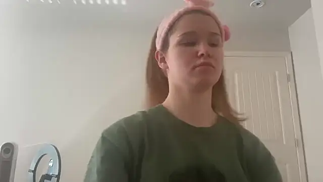 Snapshot of Riley_ray69 chatting on December 15, 3:38 pm Riley ray69 online show from December 15, 3:38 pm