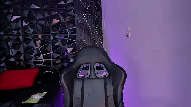 Snapshot of ChannelWhite_ chatting on March 4, 9:21 pm ChannelWhite online show from March 4, 9:21 pm