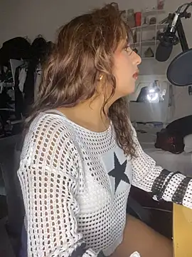 Snapshot of SoftLady_S33 chatting on February 26, 9:25 pm SoftLady S33 online show from February 26, 9:25 pm