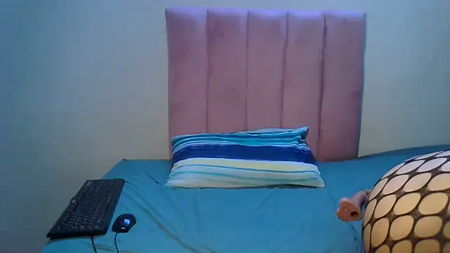 RoxyLuv77 online show from October 16, 10:44 pm