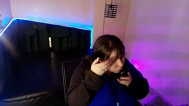  Emily rosee  online show from December 5, 11:30 am