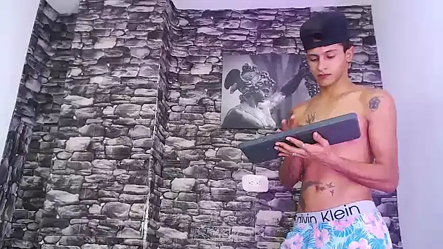 gustavo saaled19  online show from October 21, 10:43 pm