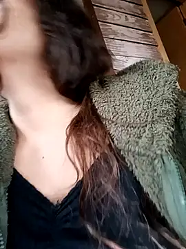 Snapshot of BomBomLuu chatting on December 13, 10:48 pm BomBomLuu online show from December 13, 10:48 pm