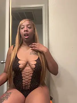 ObsessedWLyla online show from October 31, 7:09 am