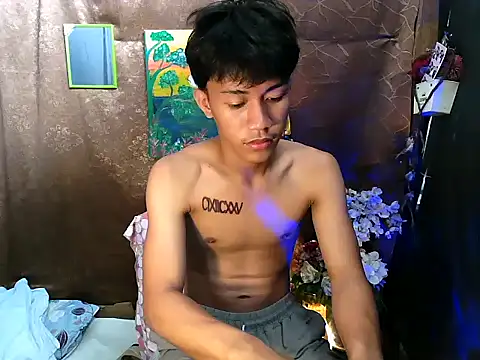 Snapshot of naughtyboyloy_0 chatting on September 15, 4:45 am naughtyboyloy 0 online show from September 15, 4:45 am