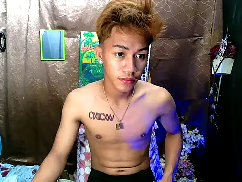 Snapshot of naughtyboyloy_0 chatting on September 23, 4:04 am naughtyboyloy 0 online show from September 23, 4:04 am