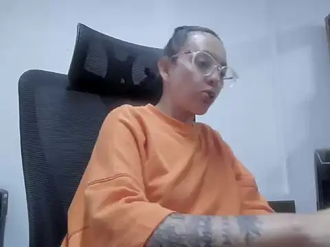 Snapshot of dalila_macherano1 chatting on October 11, 7:01 pm dalila macherano1 online show from October 11, 7:01 pm