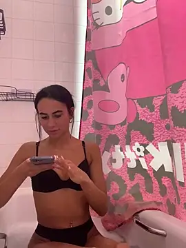 itsyourgirltee online show from October 29, 7:59 pm