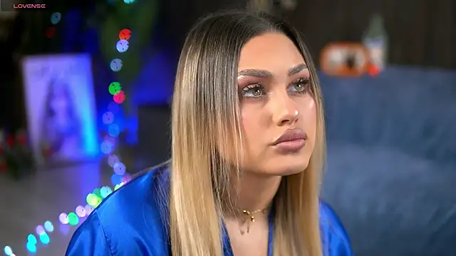 Snapshot of KayaAzur chatting on October 28, 5:44 am KayaAzur online show from October 28, 5:44 am