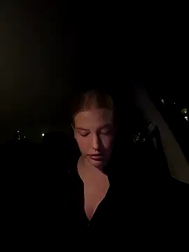 Snapshot of Chloemillerrxx chatting on September 28, 6:35 pm Chloemillerrxx online show from September 28, 6:35 pm