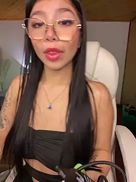 Snapshot of Maddy_Piink chatting on November 16, 10:37 pm Maddy Piink online show from November 16, 10:37 pm