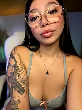 Snapshot of Maddy_Piink chatting on December 16, 8:58 pm Maddy Piink online show from December 16, 8:58 pm