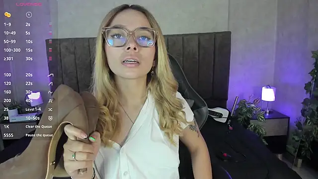 Snapshot of LanaMills_ chatting on October 30, 5:42 am LanaMills online show from October 30, 5:42 am