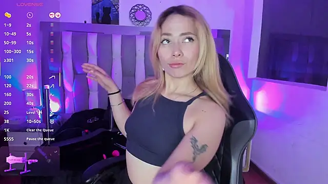 Snapshot of LanaMills_ chatting on November 18, 5:12 am LanaMills online show from November 18, 5:12 am