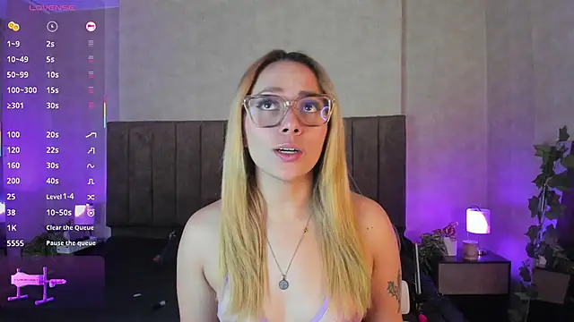 Snapshot of LanaMills_ chatting on December 2, 5:24 am LanaMills online show from December 2, 5:24 am