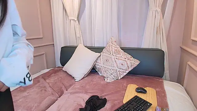 Nahomi key  online show from October 23, 7:45 pm