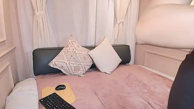 Nahomi key  online show from November 14, 7:45 pm