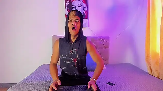 Snapshot of wyatt_3 chatting on September 10, 11:43 am wyatt 3 online show from September 10, 11:43 am