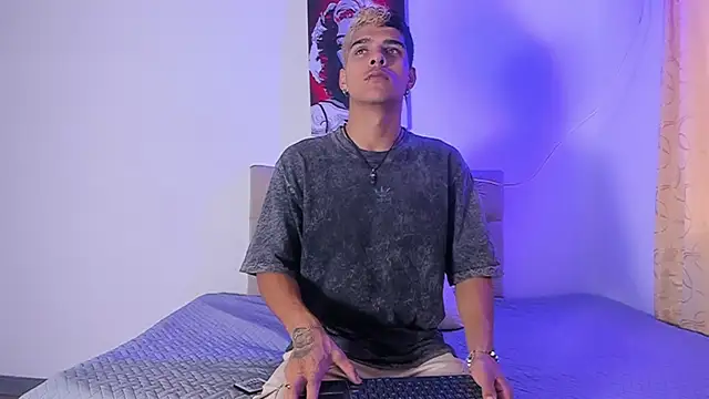 Snapshot of wyatt_3 chatting on September 12, 11:32 am wyatt 3 online show from September 12, 11:32 am