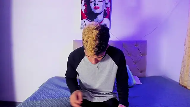 Snapshot of wyatt_3 chatting on October 3, 11:40 am wyatt 3 online show from October 3, 11:40 am