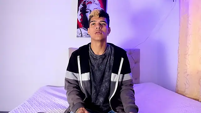 Snapshot of wyatt_3 chatting on October 4, 11:30 am wyatt 3 online show from October 4, 11:30 am