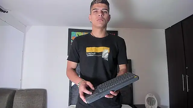 Snapshot of wyatt_3 chatting on October 29, 12:18 pm wyatt 3 online show from October 29, 12:18 pm