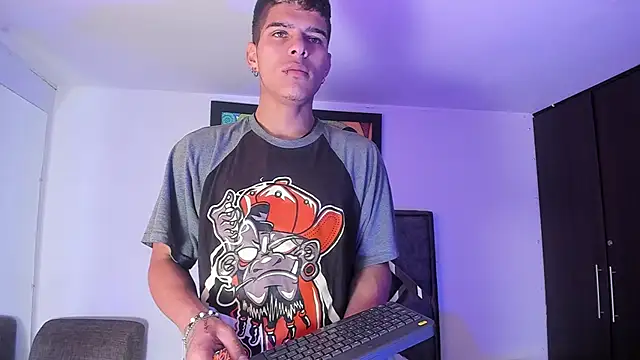 Snapshot of wyatt_3 chatting on November 8, 12:27 pm wyatt 3 online show from November 8, 12:27 pm