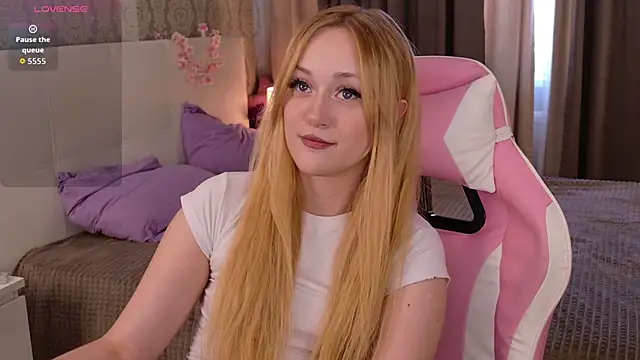 Snapshot of HeyMonkey_ chatting on October 6, 8:56 am HeyMonkey online show from October 6, 8:56 am