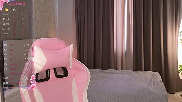 Snapshot of HeyMonkey_ chatting on November 3, 12:28 pm HeyMonkey online show from November 3, 12:28 pm