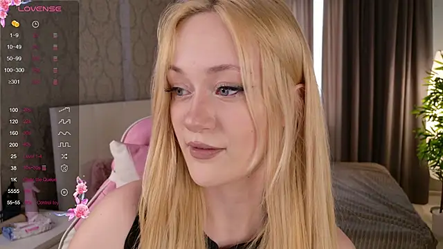 Snapshot of HeyMonkey_ chatting on November 18, 1:04 pm HeyMonkey online show from November 18, 1:04 pm