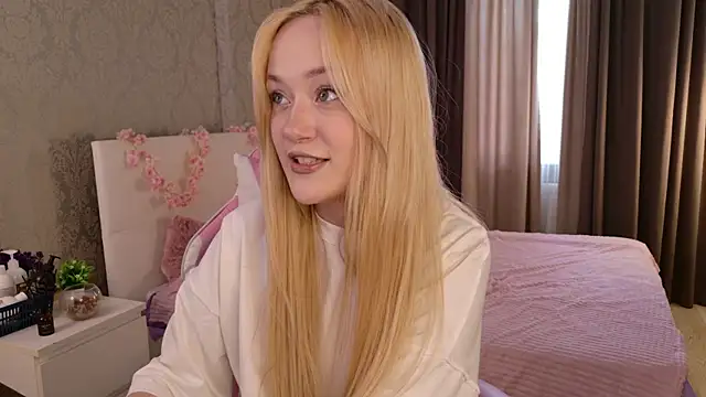 Snapshot of HeyMonkey_ chatting on December 5, 12:36 pm HeyMonkey online show from December 5, 12:36 pm