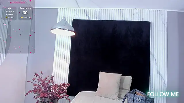 Snapshot of MONIK_FOX_CR chatting on October 19, 7:47 pm MONIK FOX CR online show from October 19, 7:47 pm
