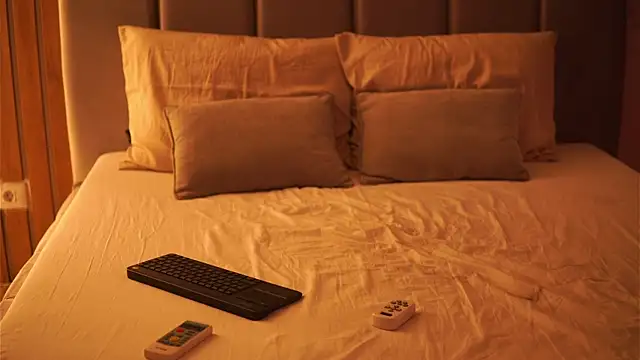 EllyLynn online show from October 4, 8:23 am