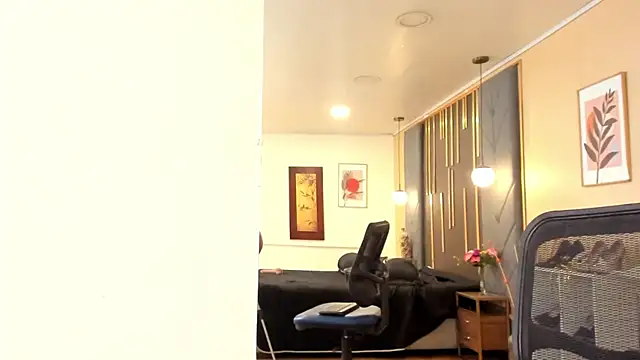 OliviGrace online show from March 6, 9:11 pm