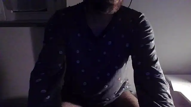 Snapshot of Skeye2 chatting on November 27, 1:29 am Skeye2 online show from November 27, 1:29 am